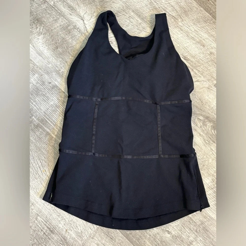 Lululemon Womens Sz 8 Sirsa tank top built in‎ shelf bra ribbon and mesh details